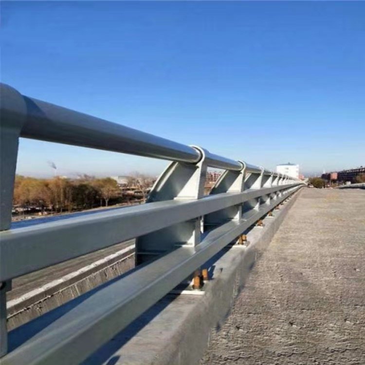 防撞護欄的立柱通過膨脹螺栓與地面固定